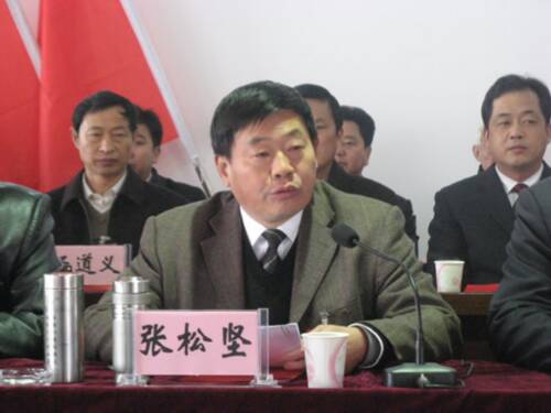 上午9点,大会在庄严的国歌声中开幕 市委书记,市人大常委会主任张松坚
