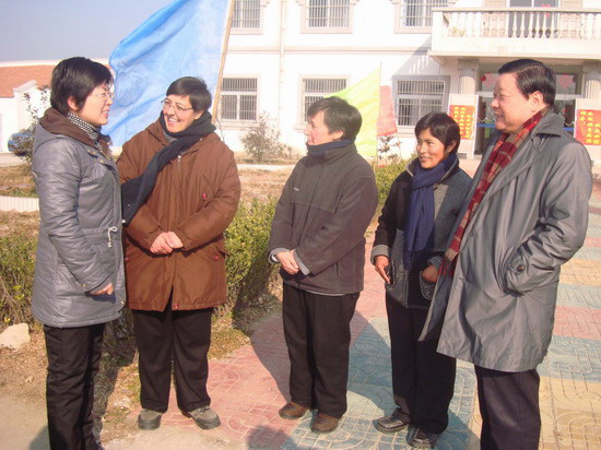 图为明光市人大副主任陈晓燕(左),中国麻风病防治协会理事长张国成