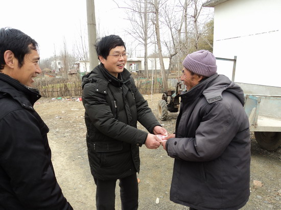 明光街道领导到严岗村走访慰问贫困户