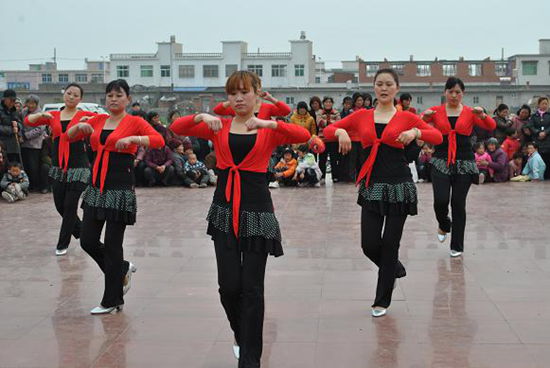 明光先锋网-女山湖镇团委组织广场舞联谊活动