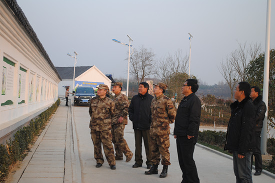 明光市三界镇驻地炮兵部队助力美好乡村建设