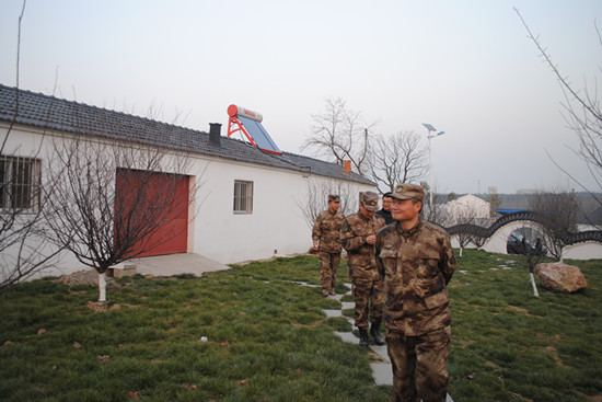 明光市三界镇驻地炮兵部队助力美好乡村建设