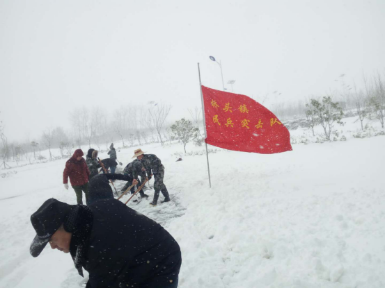 明光先锋网-桥头镇武装部组织民兵突击队扫雪