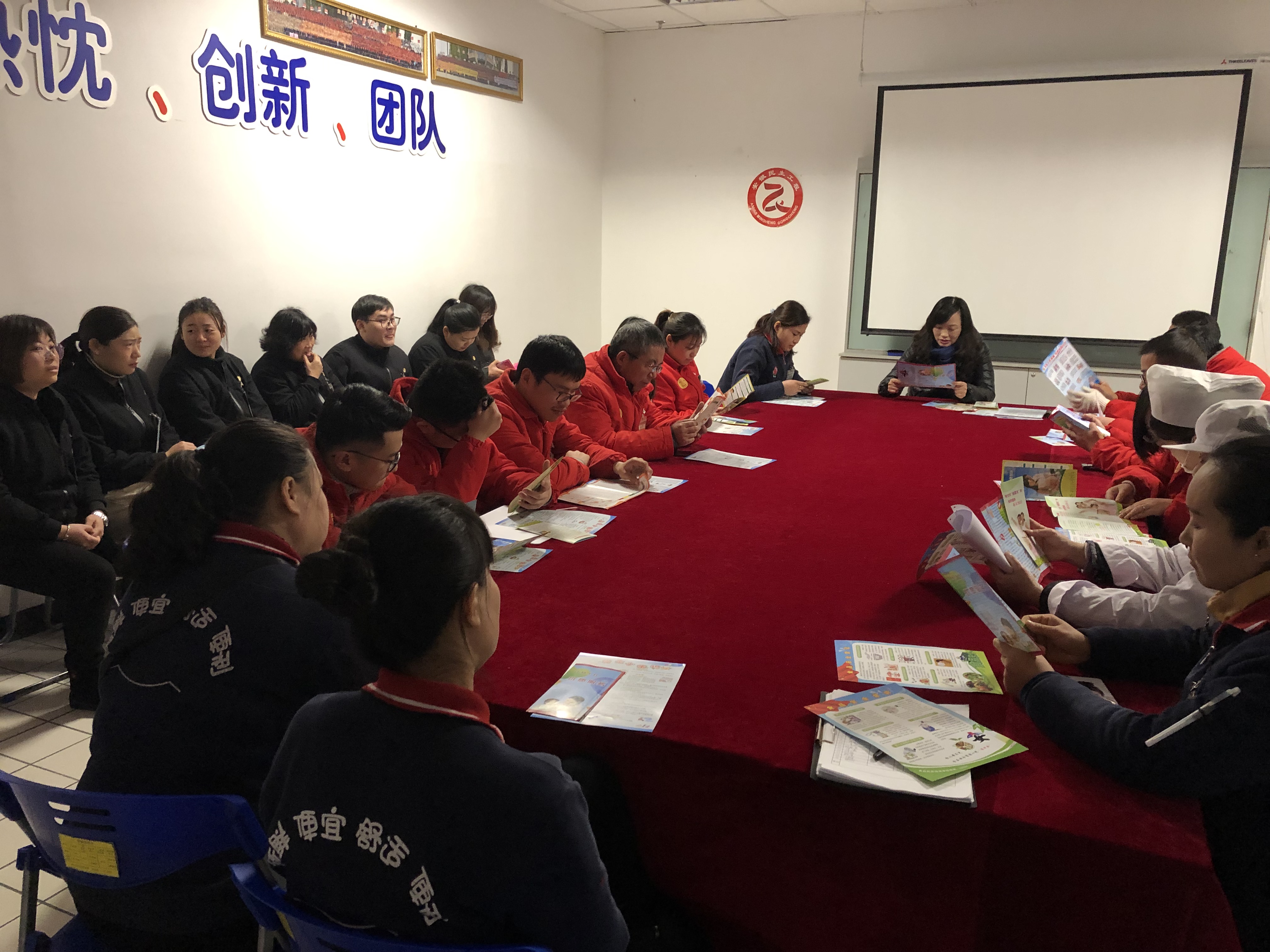 社区流动人口均等化服务_社区服务照片