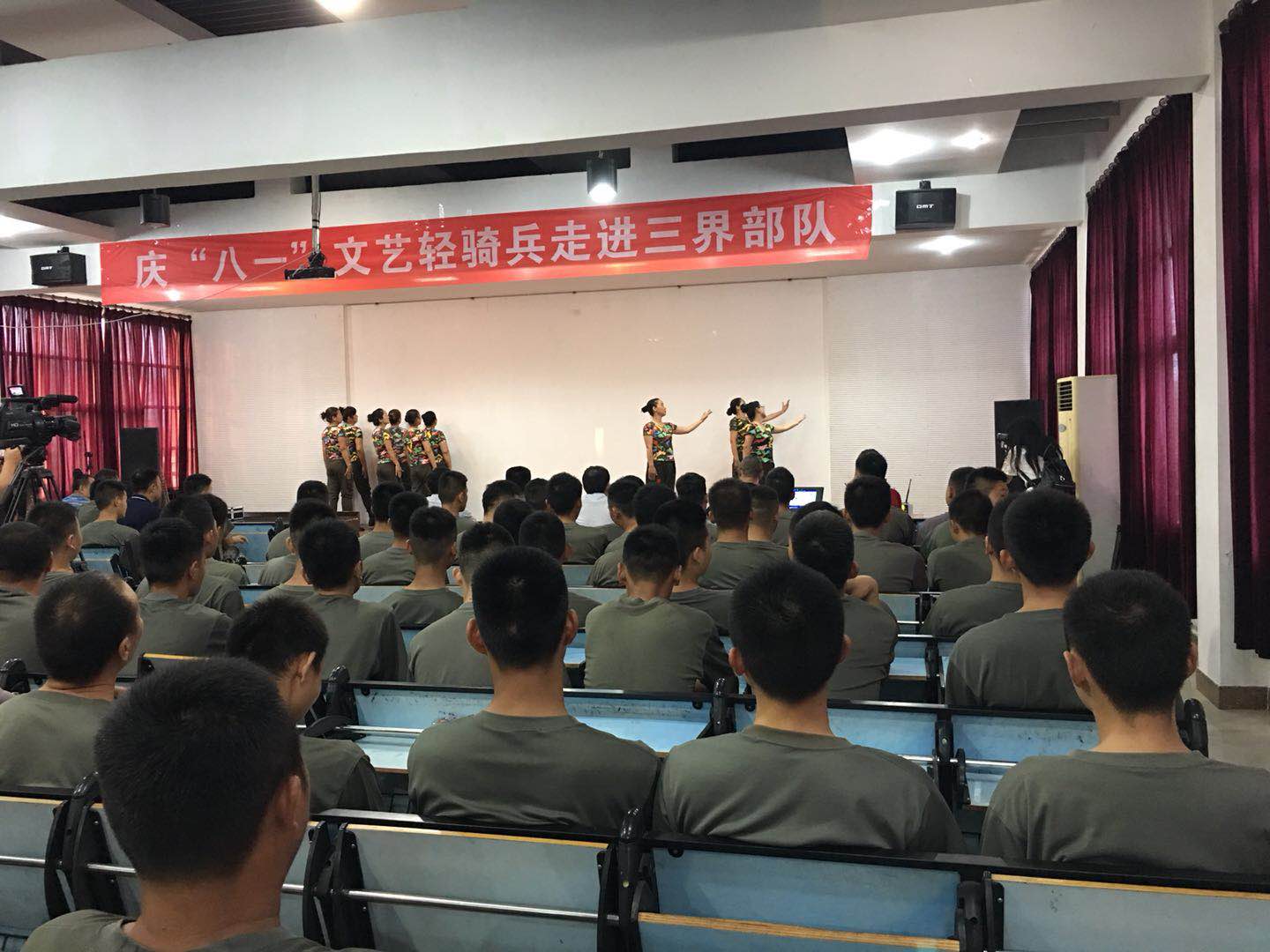 明光:"文艺轻骑兵"走进三界部队文艺演出