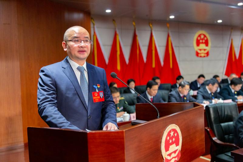 市长徐军代表明光市人民政府向大会作《政府工作报告》.