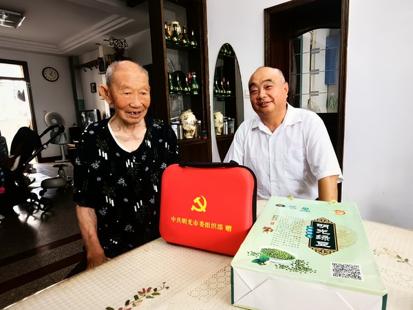 明光市：开展“情系老干部 夏日送清凉”活动