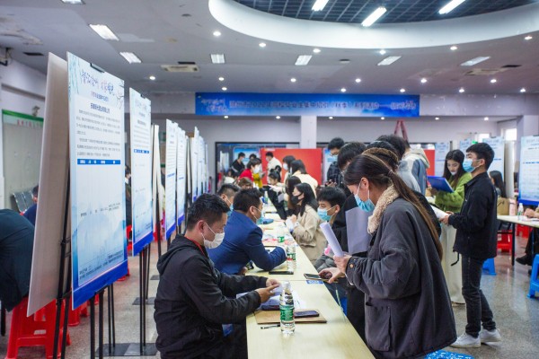 “智汇滁州·才聚明光”高校毕业生集中招引活动在滁州学院顺利举行